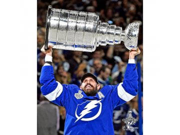 Fotografie Alex Killorn Tampa Bay Lightning 2021 Stanley Cup Champions Raising Cup Photograph 8" x 10"