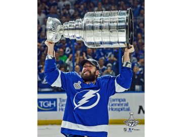 Fotografie Nikita Kucherov Tampa Bay Lightning 2021 Stanley Cup Champions Raising Cup Photograph 8" x 10"