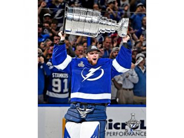 Fotografie Andrei Vasilevskiy Tampa Bay Lightning 2021 Stanley Cup Champions Raising Cup Photograph 8" x 10"