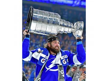 Fotografie Pat Maroon Tampa Bay Lightning 2021 Stanley Cup Champions Raising Cup Photograph 8" x 10"