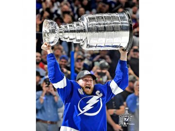 Fotografie Steven Stamkos Tampa Bay Lightning 2021 Stanley Cup Champions Raising Cup Photograph 8" x 10"