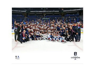 Fotografie Colorado Avalanche 2022 Stanley Cup Champions 8x10 Team Celebration Photograph