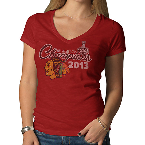 47 Brand Dámské NHL Tričko Chicago Blackhawks 2013 Stanley Cup Champions Scrum Velikost: S