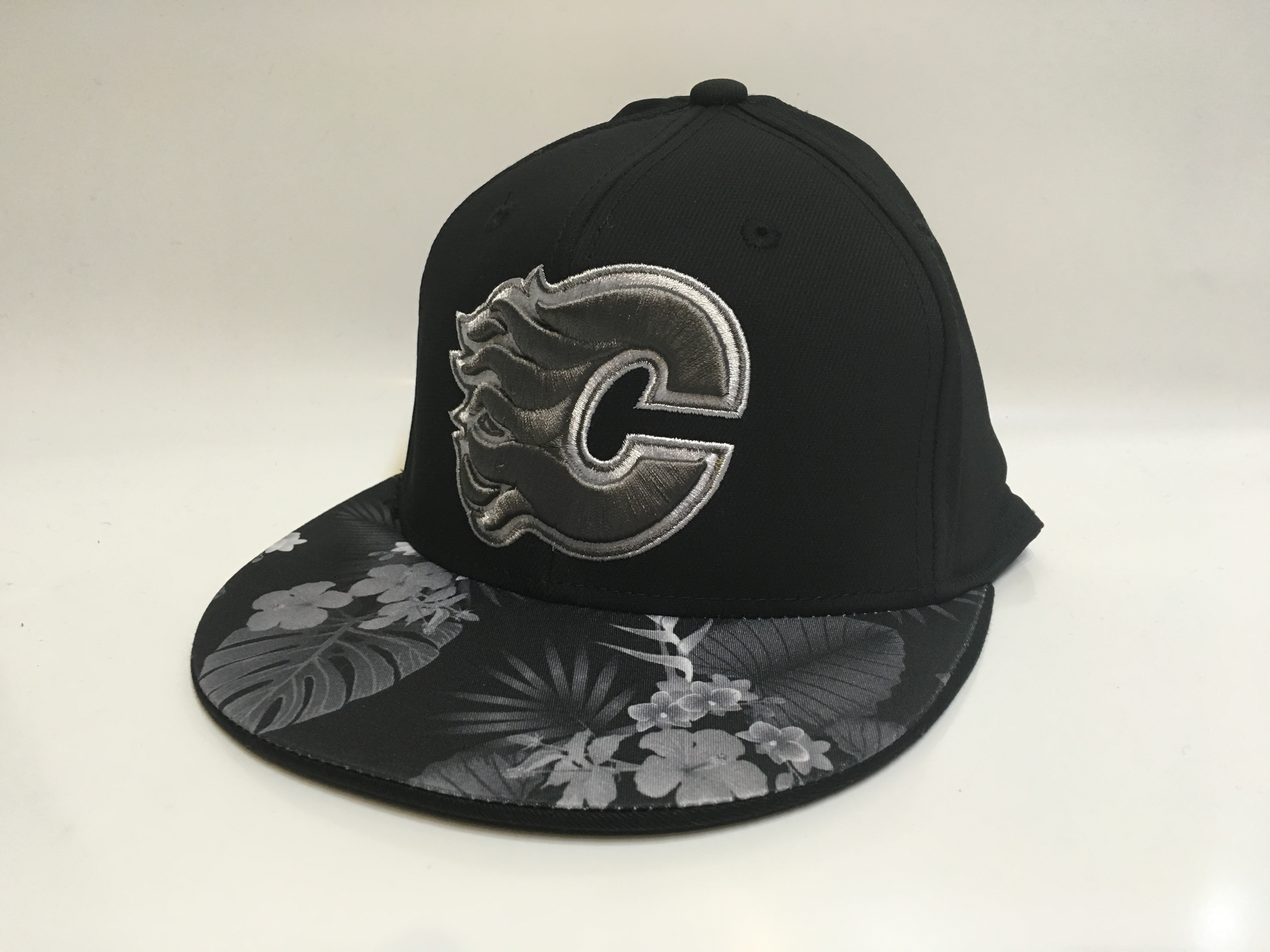 Levně Pánská kšiltovka Calgary Flames NHL Hawaii Flat Flex Distribuce: USA,