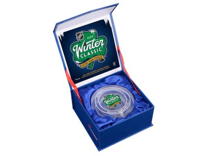 Skleněný Puk 2019 Winter Classic Boston Bruins NHL vs. Chicago Blackhawks NHL