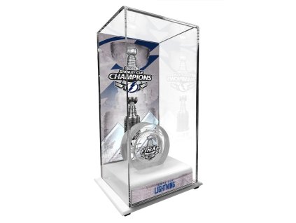 Skleněný puk Tampa Bay Lightning NHL 2021 Stanley Cup Champions Crystal Puck Filled with Ice from the 2021 Stanley Cup Final in Deluxe Display Case