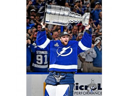 Fotografie Andrei Vasilevskiy Tampa Bay Lightning 2021 Stanley Cup Champions Raising Cup Photograph 8" x 10"