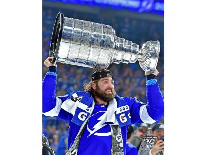 Fotografie Pat Maroon Tampa Bay Lightning 2021 Stanley Cup Champions Raising Cup Photograph 8" x 10"