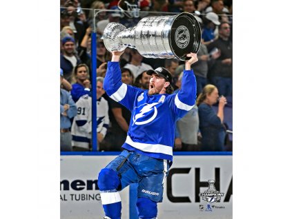 Fotografie Ryan McDonagh Tampa Bay Lightning 2021 Stanley Cup Champions Raising Cup Photograph 8" x 10"