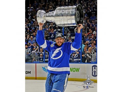 Fotografie Luke Schenn Tampa Bay Lightning 2021 Stanley Cup Champions Raising Cup Photograph 8" x 10"