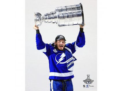 Fotografie Mikhail Sergachev Tampa Bay Lightning 2021 Stanley Cup Champions Raising Cup Photograph 8" x 10"