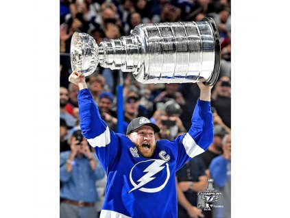 Fotografie Steven Stamkos Tampa Bay Lightning 2021 Stanley Cup Champions Raising Cup Photograph 8" x 10"