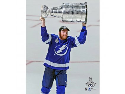 Fotografie Blake Coleman Tampa Bay Lightning 2021 Stanley Cup Champions Raising Cup Photograph 8" x 10"