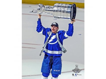 Fotografie Yanni Gourde Tampa Bay Lightning 2021 Stanley Cup Champions Raising Cup Photograph 8" x 10"