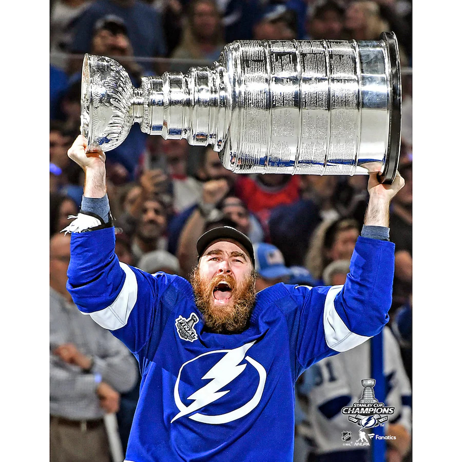 Fanatics Fotografie David Savard Tampa Bay Lightning 2021 Stanley Cup Champions Raising Cup Photograph 8" x 10"