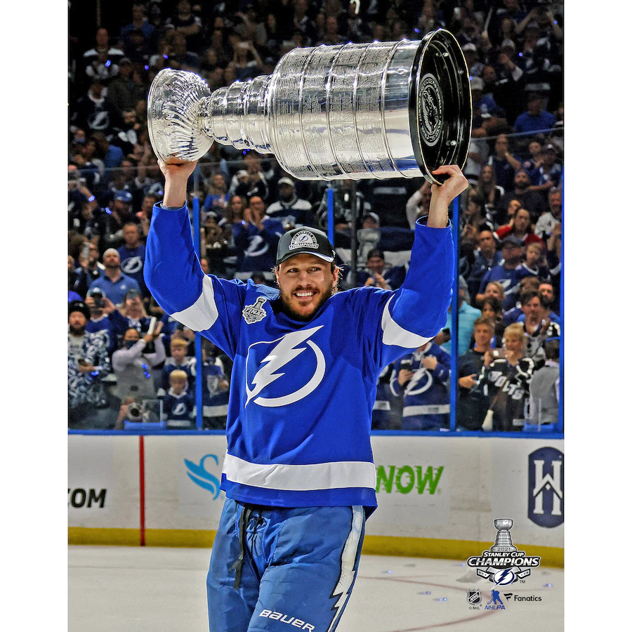 Fanatics Fotografie Luke Schenn Tampa Bay Lightning NHL 2021 Stanley Cup Champions Raising Cup Photograph 8" x 10"
