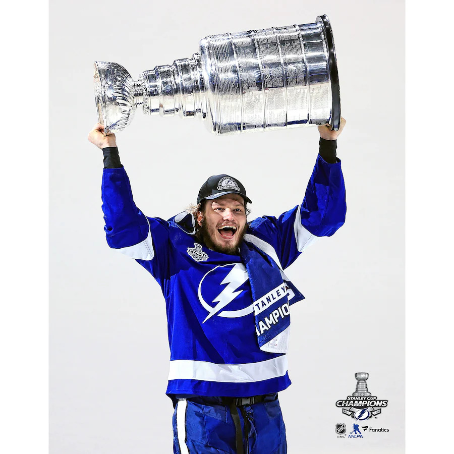 Fanatics Fotografie Mikhail Sergachev Tampa Bay Lightning 2021 Stanley Cup Champions Raising Cup Photograph 8" x 10"