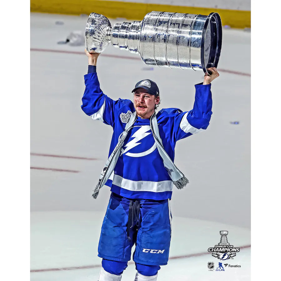 Fanatics Fotografie Yanni Gourde Tampa Bay Lightning 2021 Stanley Cup Champions Raising Cup Photograph 8" x 10"