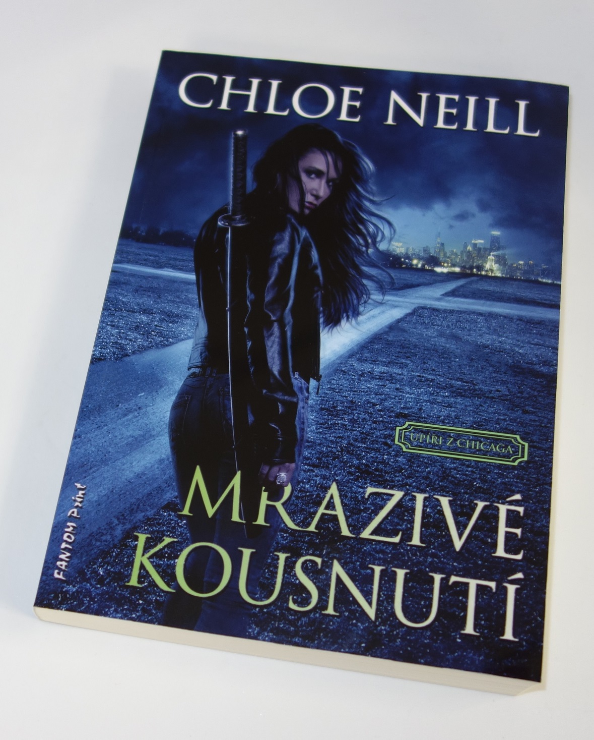 Levně Neill Chloe Upíři z Chicaga 6 - Mrazivé kousnutí