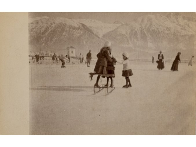 Dobová fotopohlednice, Děti bruslíci v St. Moritz (1)