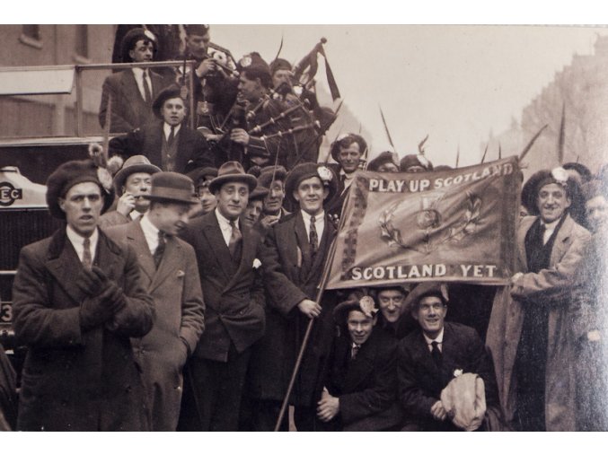 Nostalgia postcard, Scotland Fotball Supporters at Highbury, 1921 (1)
