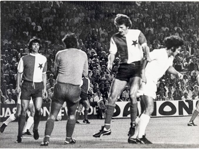 Dobová fotografie velká, Real Madrid v. Sk Slavia, před brankou 1976