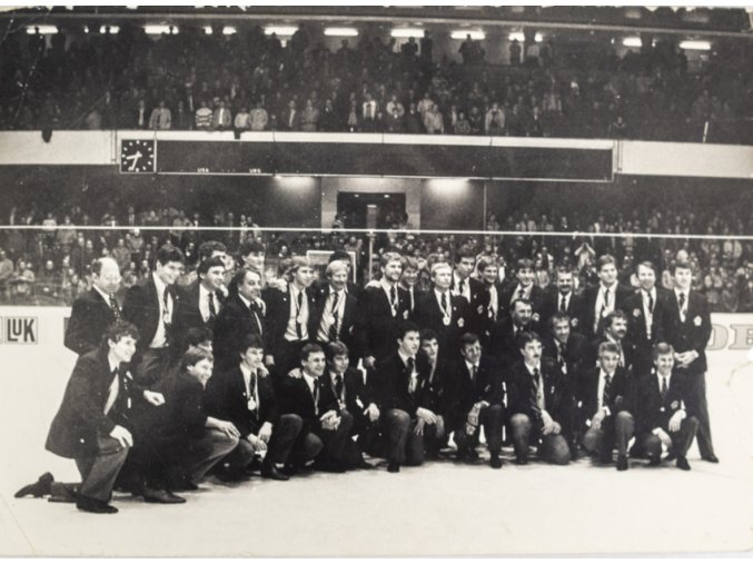 Fotografie Kanadský tým s medailemi, 1985, ČTK (1)