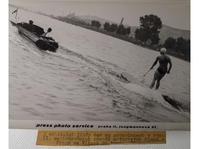 Tiskové foto, exhibiční jízdy dam, závod člunů 1933DSC 8652