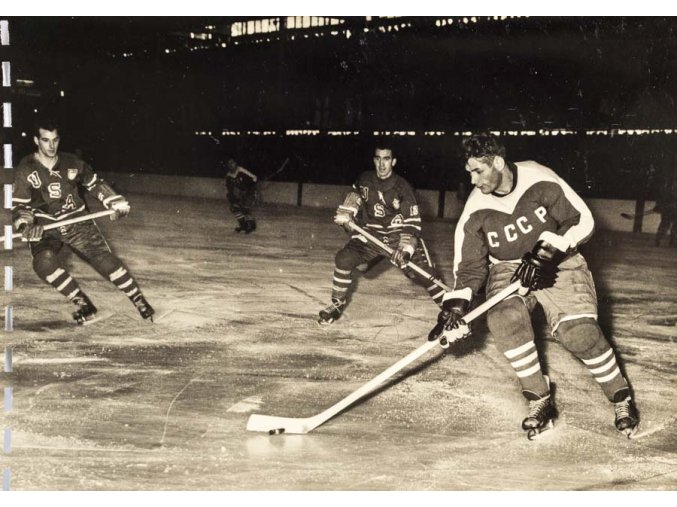 Foto hokej, momentka z utkání SSSR v. USA, 1959 (1)