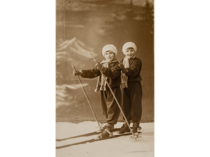 Dobová fotografie pohled Dva mladí lyžařiDSC 7316