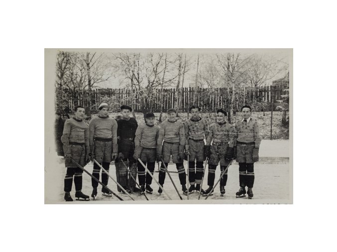 Dobová fotografie hokejistů v zimě.Dobová fotografie hokejistů v zimě.