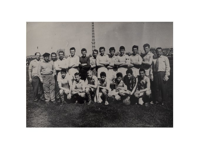 Dobová fotografie fotbalového týmu žáci B, 1961Dobová fotografie žákovského mužstva MV ČSTV Praha, 1961