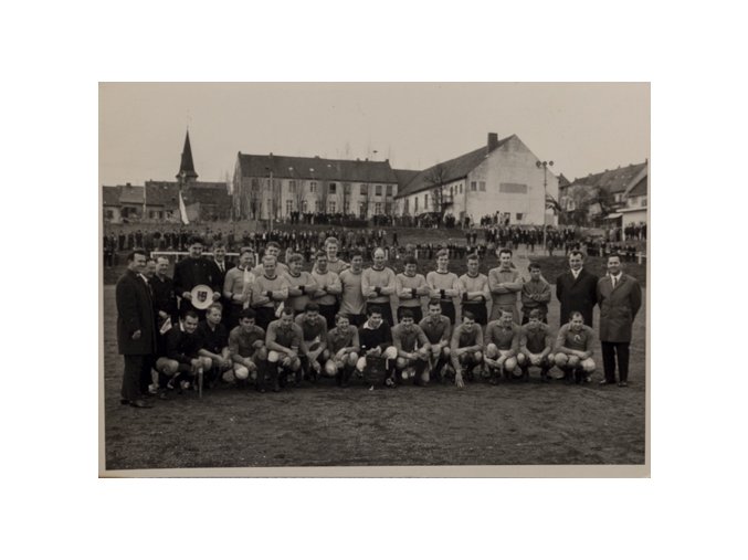 Dobová fotografie fotbalového týmu Shene OG FC, 1965Dobová fotografie fotbalového týmu Shene OG FC, 1965 (1)