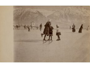 Dobová fotopohlednice, Děti bruslíci v St. Moritz (1)