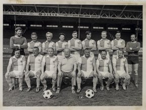 Foto týmu S. K. SLAVIA před tribunou v EDENU stará garda