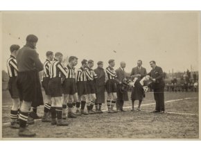 Fotografie fotbal, AK Žižkov nastupuje proti Greiling, 1930 (1)