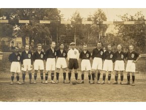 Fotografie fotbal, tým s míčem před brankou