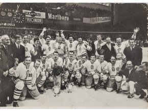 Dobová fotografie hokejového týmu ČSSR s pohárem. 1972 (1)