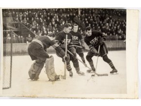 Foto, hokejisté ATK před brankou