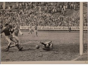 Dobová fotografie, momentka z utkání Dukla v. Plzeň, 1962 (1)