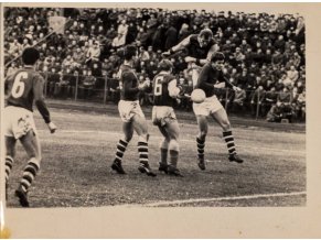 Dobová fotografie, momentka z utkání Dukla v. Sparta, 1955 (1)