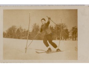 Fotografie dobová, lyžař v klackách