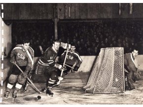 Foto hokej, momentka z utkání USA v. ČSR, 1959 (1)