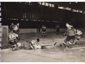 Foto hokej, momentka z utkání ČSR v. Kanada, 1959 (1)