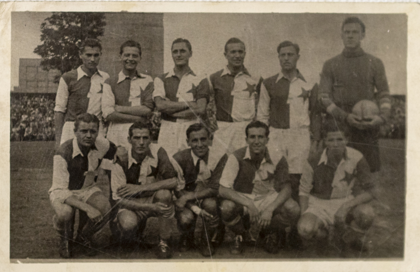 Dobová fotografie tým S.K.Slavia , 1944