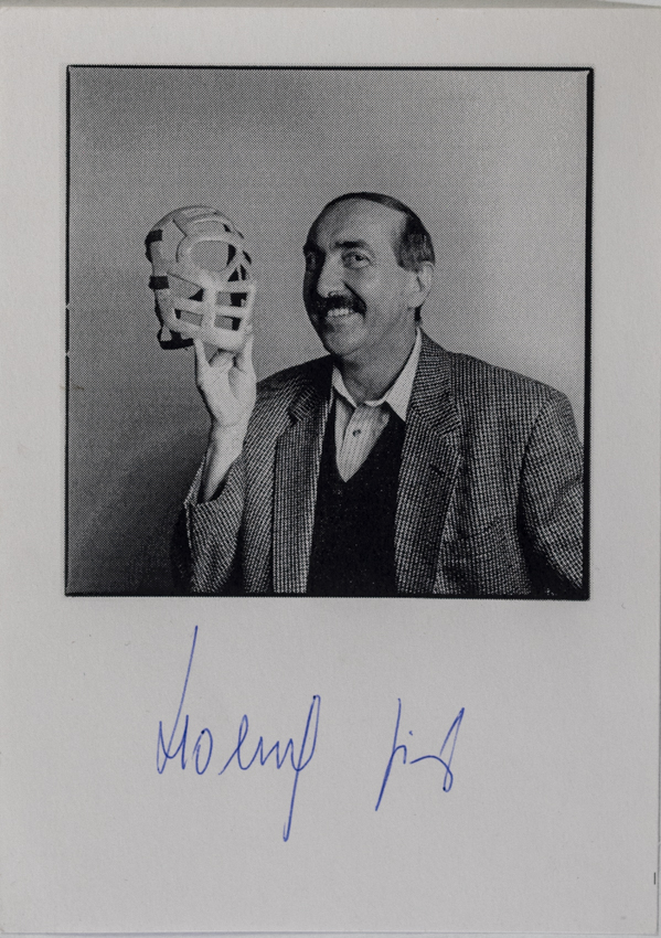 Podpisová karta s fotografií, Jiři Holeček s maskou