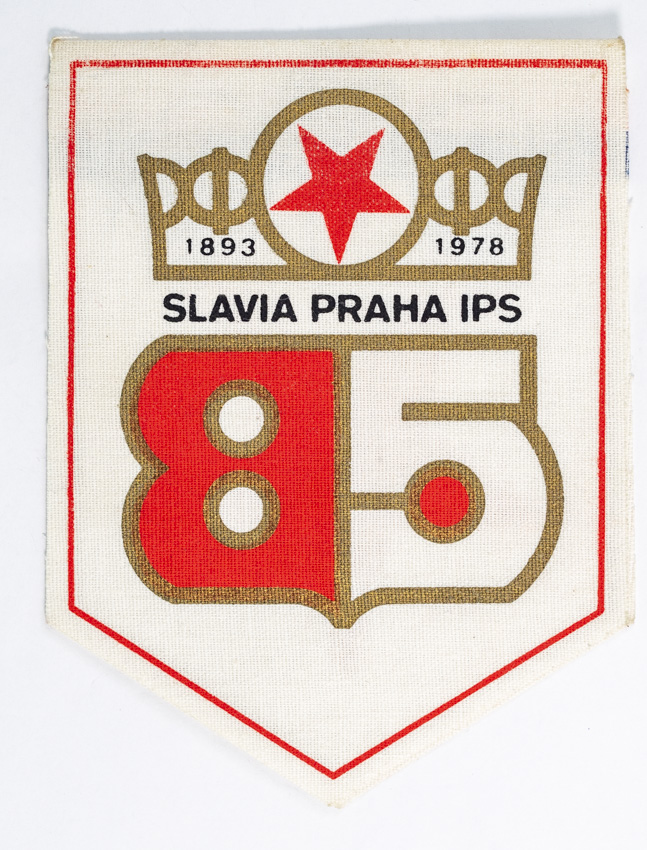 Klubová vlajka Slavia Praha IPS, 85 let fragmnet