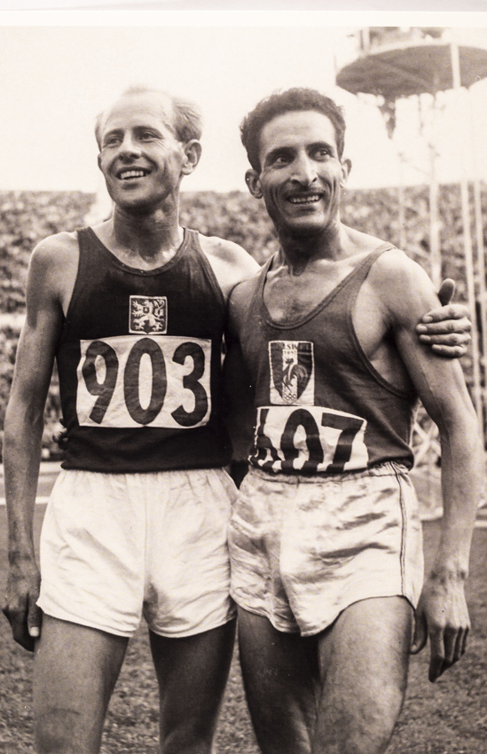 Fotografie, Emil Zátopek v přátelském obětí