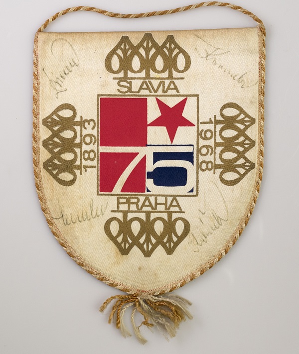Vlajka 75 let SK SLAVIA PRAHA podepsaná