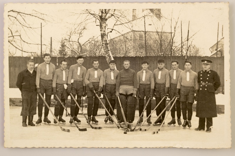 Dobová fotografie hokejového týmu